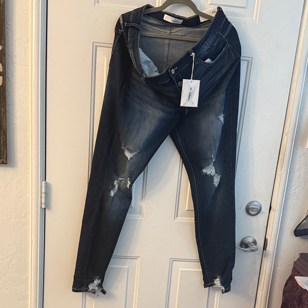 KanCan NWT Distressed Jeans super stretchy & Soft.  Button Fly